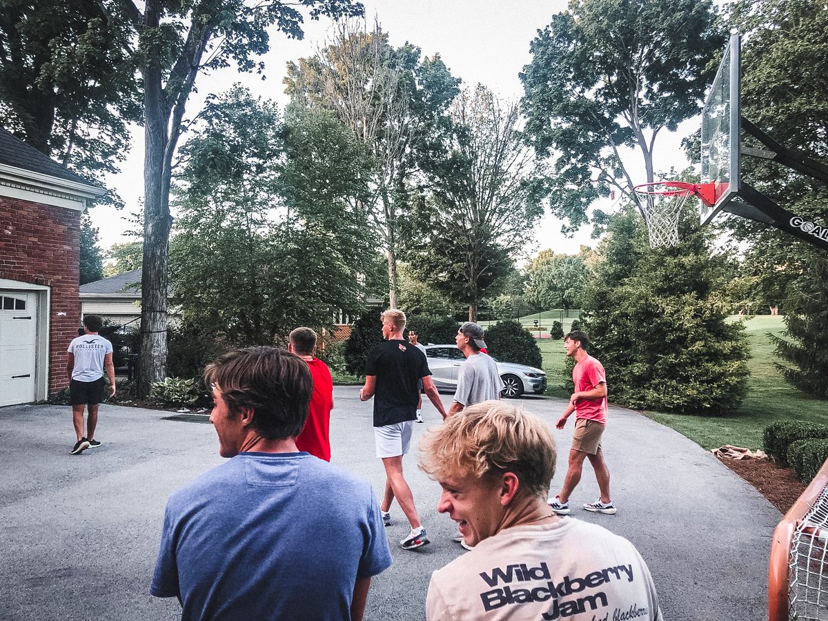 LouisvilleMSOC's tweet photo. Fun, food and family. 

First team dinner with everyone back in town was a success. ✅

#GoCards https://t.co/jreICUXfV6