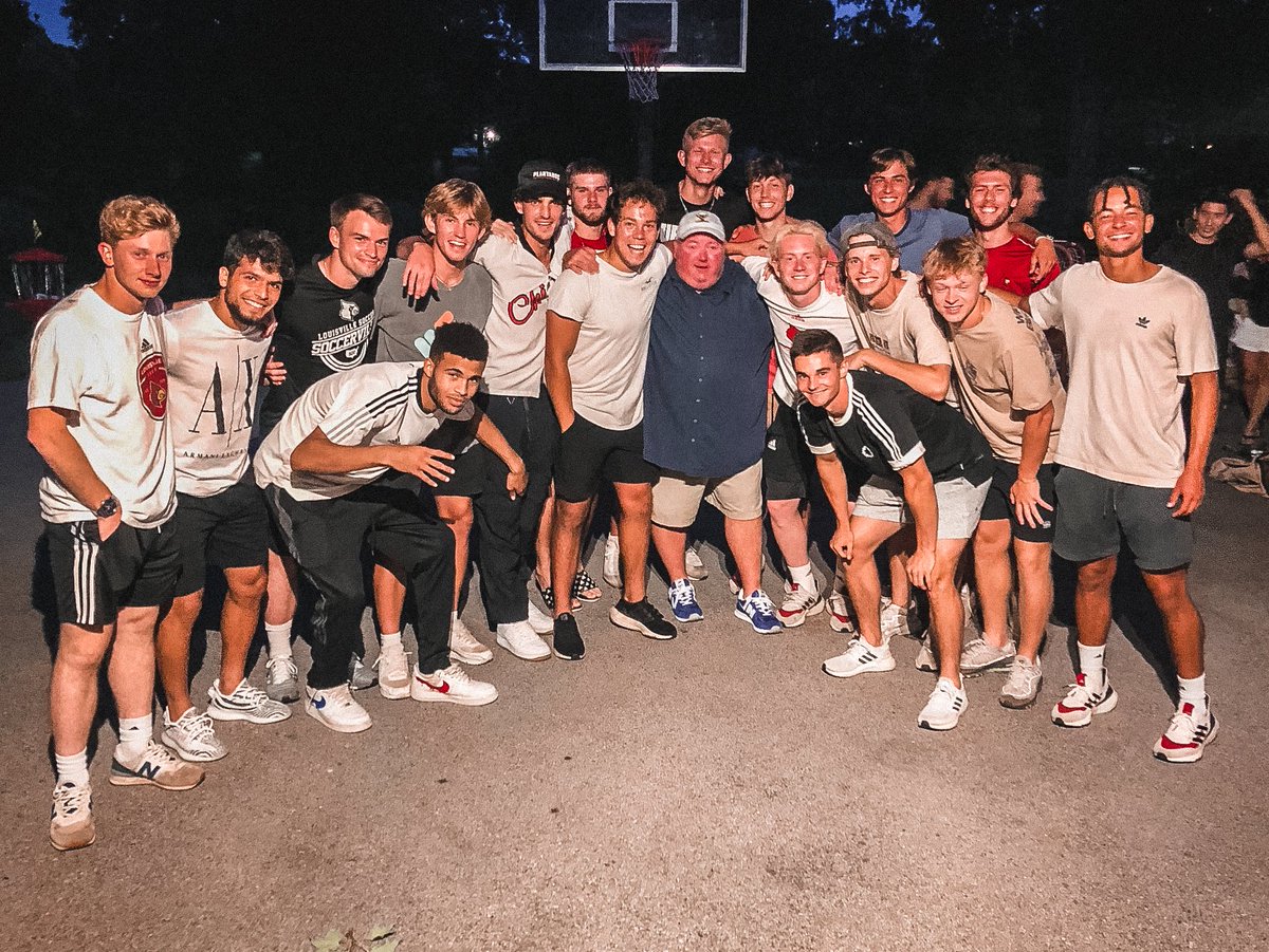 LouisvilleMSOC's tweet photo. Fun, food and family. 

First team dinner with everyone back in town was a success. ✅

#GoCards https://t.co/jreICUXfV6