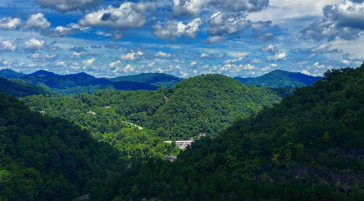 BuddyWYMT's tweet photo. We are a region, standing. ⛰ https://t.co/EmUTBG9mTb