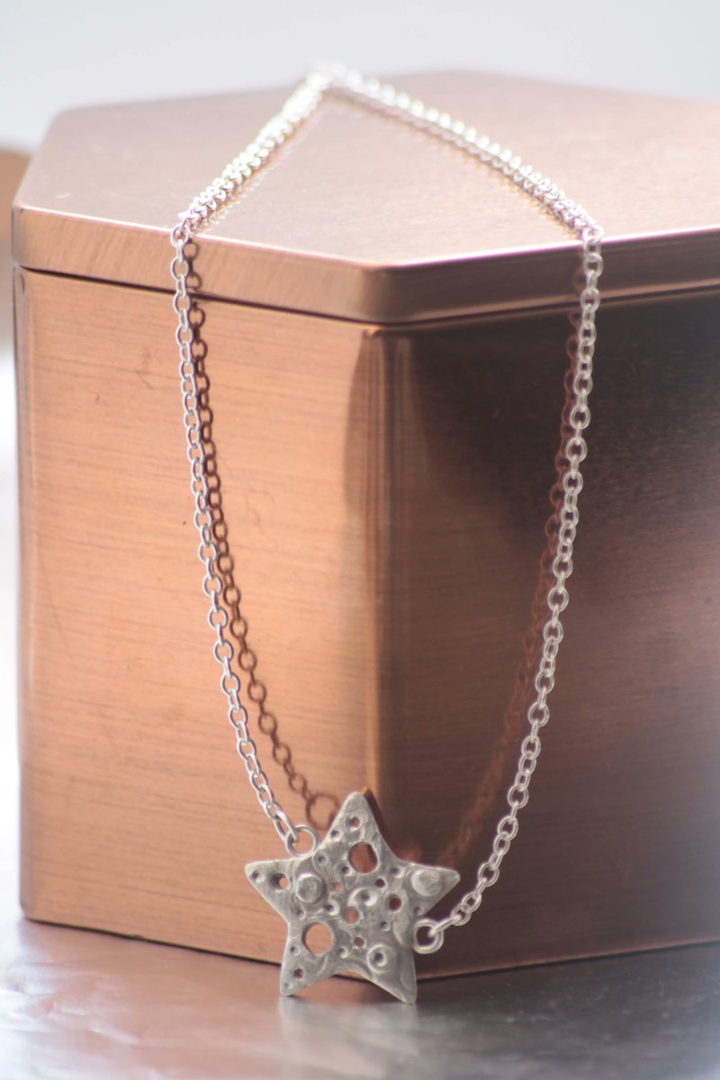 MetalClayToday's tweet photo. #SundayFunday Silvia Argueso was featured in Fall 2021 and also wrote a #tutorial for us in that edition. This piece is similar to the #stepbystep project and is titled Estrella Vela. #MCT #MetalClayToday #metalclay #handmade #artclay #PMC #featuredartist #star #jewelry https://t.co/hkG9kOKeSZ