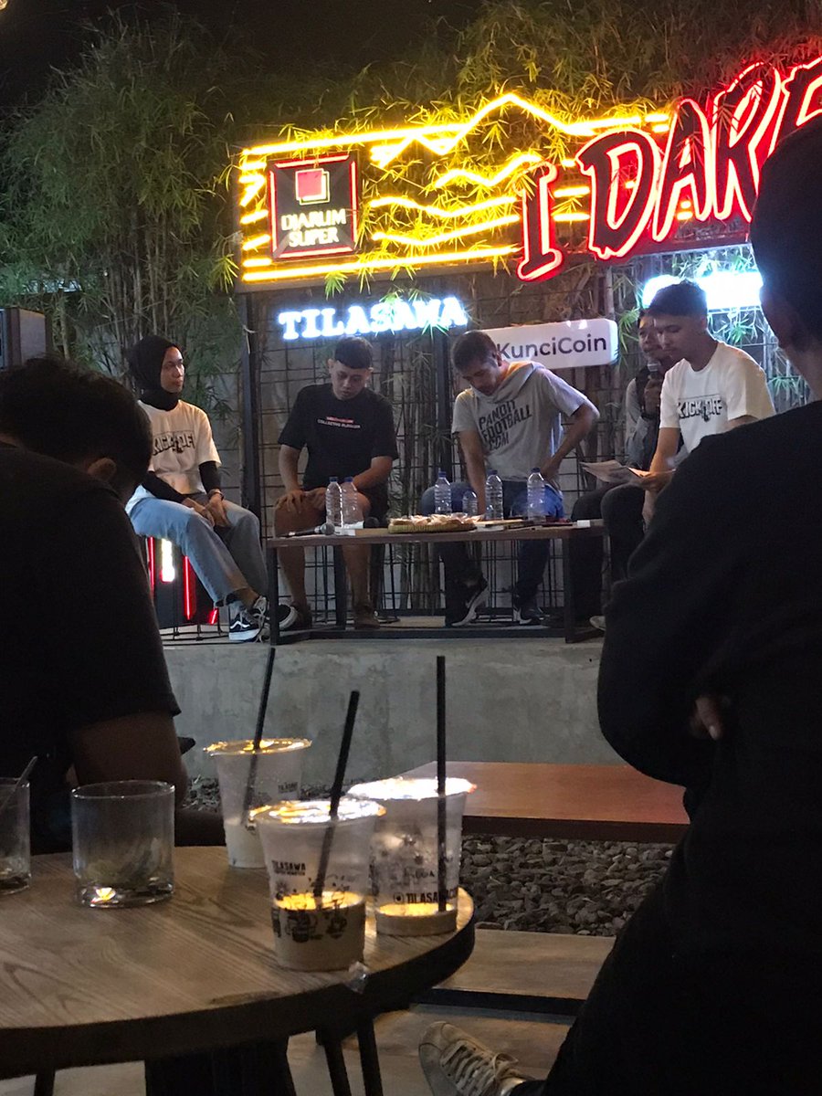 Berpesta layaknya juara
-@stronggos