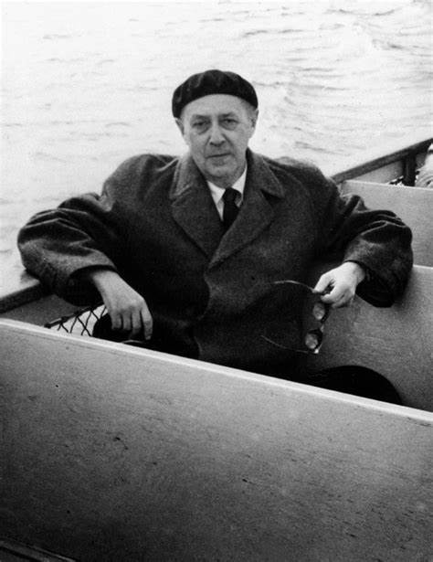 niklasgv's tweet photo. Escribe Márai: "No es cierto que el Destino se cuele silenciosamente en nuestras vidas. Entra por la puerta que le hemos abierto, y nosotros le invitamos a entrar." https://t.co/J104BhyIb2