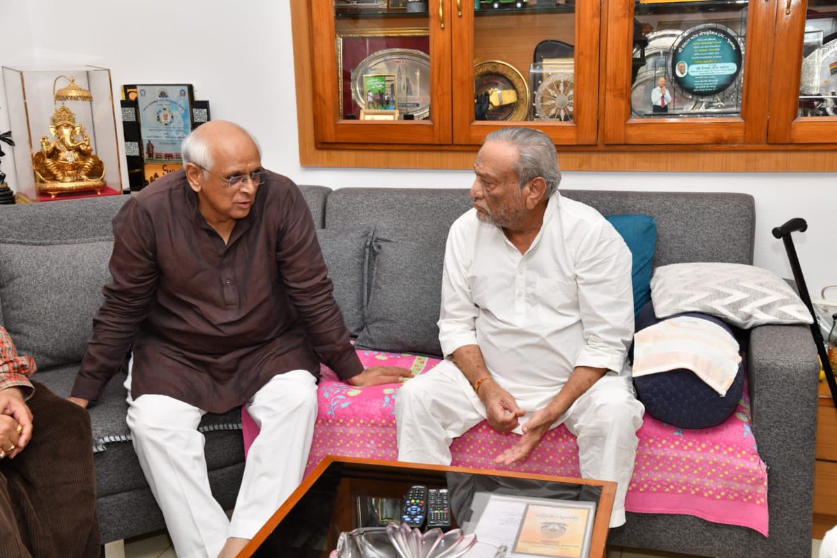 patel_nayanaben's tweet photo. પૂર્વ કેન્દ્રીય મંત્રી અને વરિષ્ઠ આગેવાન શ્રી દિનશા પટેલજીના નડિયાદ ખાતેના નિવાસસ્થાને મુખ્યમંત્રી સાહેબ શ્રી ભુપેન્દ્રભાઈ પટેલ દ્વારા મુલાકાત કરી, તેઓ નિરામય જીવન અને દીર્ઘાયુષ્ય પ્રાપ્ત કરે તેવી શુભેચ્છાઓ પાઠવી. https://t.co/fMBydAOunQ
