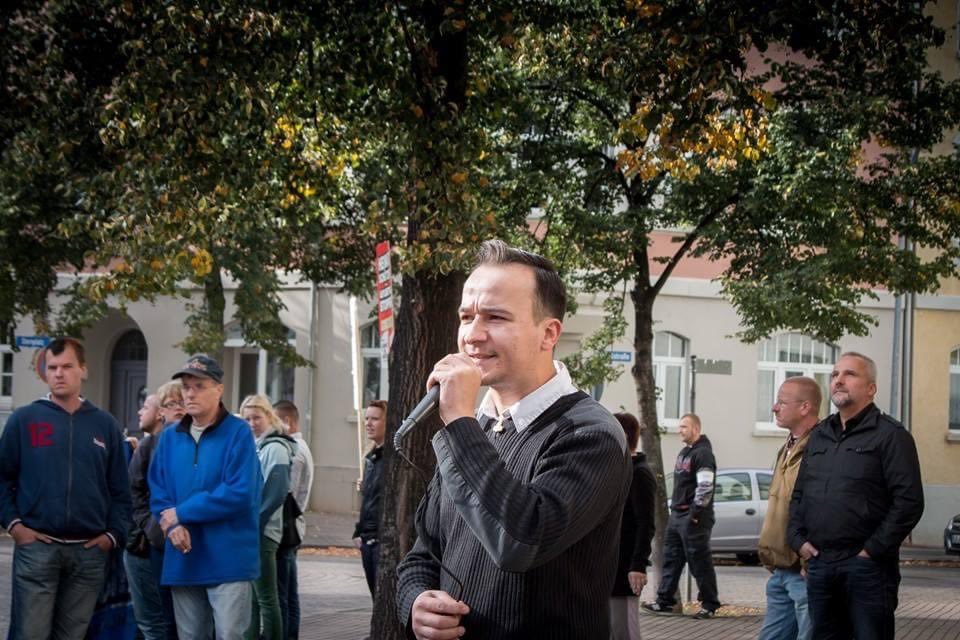 Gia_Felino's tweet photo. Wie rechts sind die #BauernProteste in #Grimma?
Wir wollten es wissen und hier ist der Artikel dazu:
https://t.co/OmGACaZsnT
#DankeAntifa, @ER_Bayern und @nazis_aus_
#Sachsen #Leipzig #LeipzigerLand #Le0108 #DD0108 #B0108
#FreieSachsen #npd #FCKNZS https://t.co/KnawZuPekd
