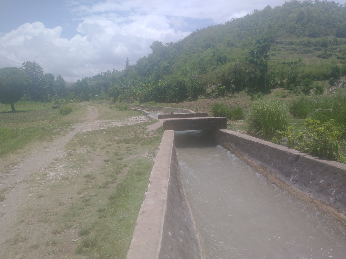 bathess_louis's tweet photo. Kanal yo ak rivyè yo jwe gwo wòl nan bay ekonomi ak touris lokal jarèt. Tanpri, sitou nan moman vakans lan, pa maltrete yo, pa jete fatra ladan yo! Sa se konpòteman tout bon sitwayen.
#travaydi
#tannrekòt
#nansanoukwè https://t.co/Hc6VGon8Lp