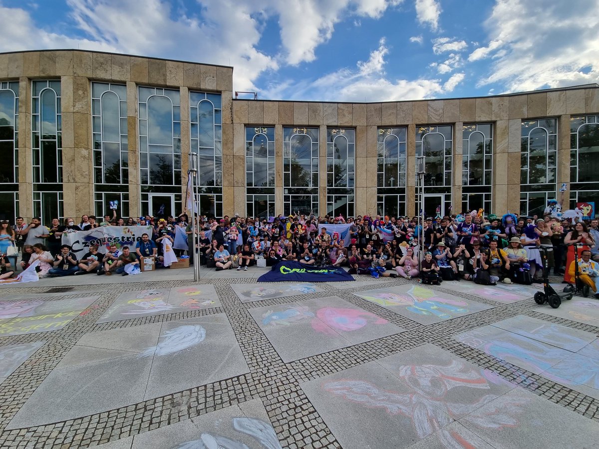 Amazing groupphoto in front of the venue a few minutes ago! (Actually so many attendees that not even a super wideangle camera is enough)
Thanks everypony for this amazing con!!