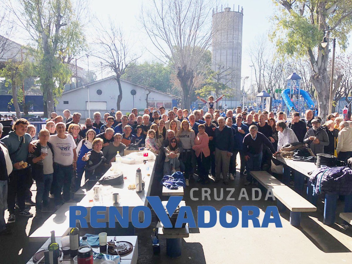 RenovadoraVelez's tweet photo. Ayer en el Polideportivo, festejando el Día del Amigo. Nunca es tarde!!! #Velez  #velezsarsfield #amigos #amigos❤️ #familia #cruzada https://t.co/NcQ7vZPrg9