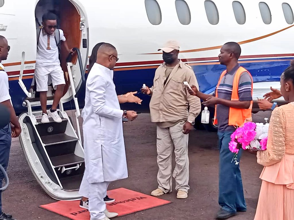 KiloshoG's tweet photo. Le très spécial @SalomonKalonda, en vacances à Kindu. @moise_katumbi, m'inspire il passe ses vacances à Kashobwe et moi je dois passer mes vacances à Kindu.
Dixit @SalomonKalonda. Conseiller spécial du président @moise_katumbi. https://t.co/jjf9PhrQau