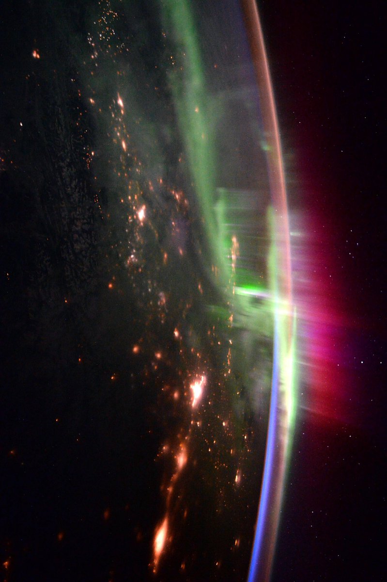 uhd2020's tweet photo. Aurora from space! https://t.co/qI9Uv4cnms