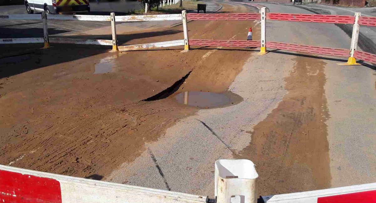 HighwaysYORKS's tweet photo. REMINDER - The #A64 in #NorthYorkshire remains closed in both directions between the #B1248 near #Scagglethorpe #Norton-on-Derwent and the #B1249 near #Willerby #Staxton due to a burst water main. More information can be found here - https://t.co/zcExPrtmIL. https://t.co/rLPbWdieNs