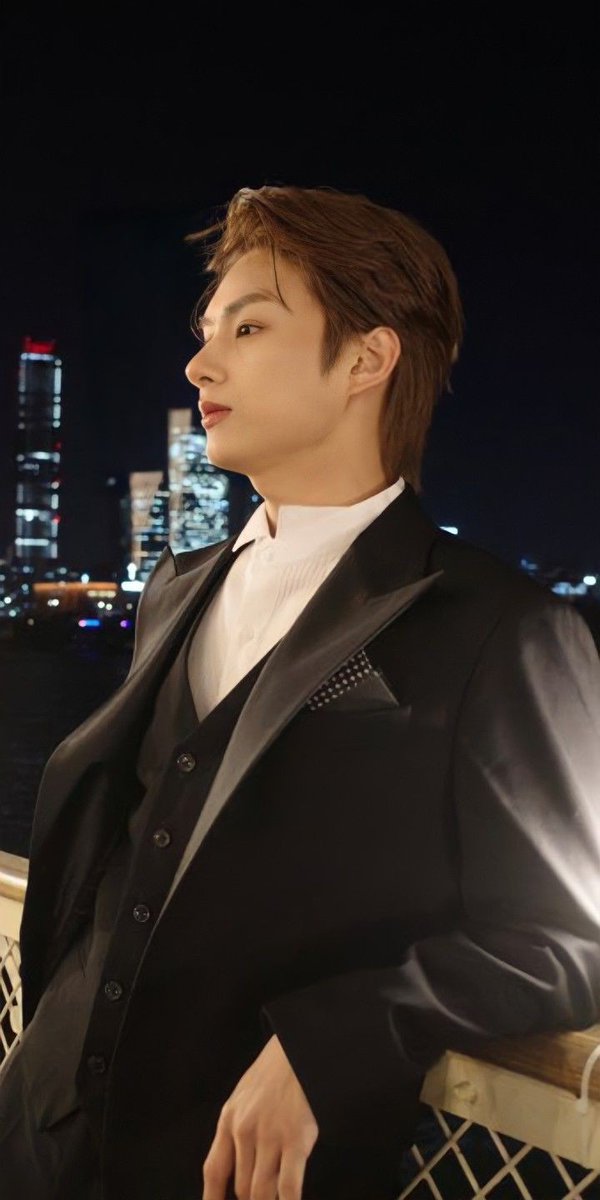 Taehoon04's tweet photo. Aura nya kayak aktor aktor chinese bangetttt. Trs jadi CEO muda yang dingin tapi gak sedingin itu. Gk boleh halu gk boleh halu! https://t.co/g0FgNcFF6F