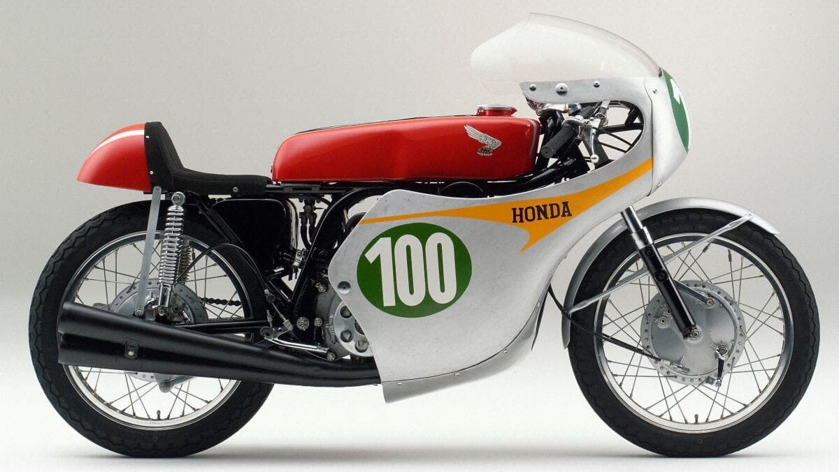 XT225_SEROW's tweet photo. 先ずはホンダ #RC162 (空冷4気筒250cc over45PS/14,000rpm)です。
後継機RC163もそれの熟成型なので酷似していますが、排気管の長さやマフラーステーの色などが見分けポイント。
1961年の西ドイツGPで日本モータースポーツ界のレジェンド、故・高橋国光氏による日本人初の世界GP優勝もこのマシンです。 https://t.co/fID6b4yoMZ