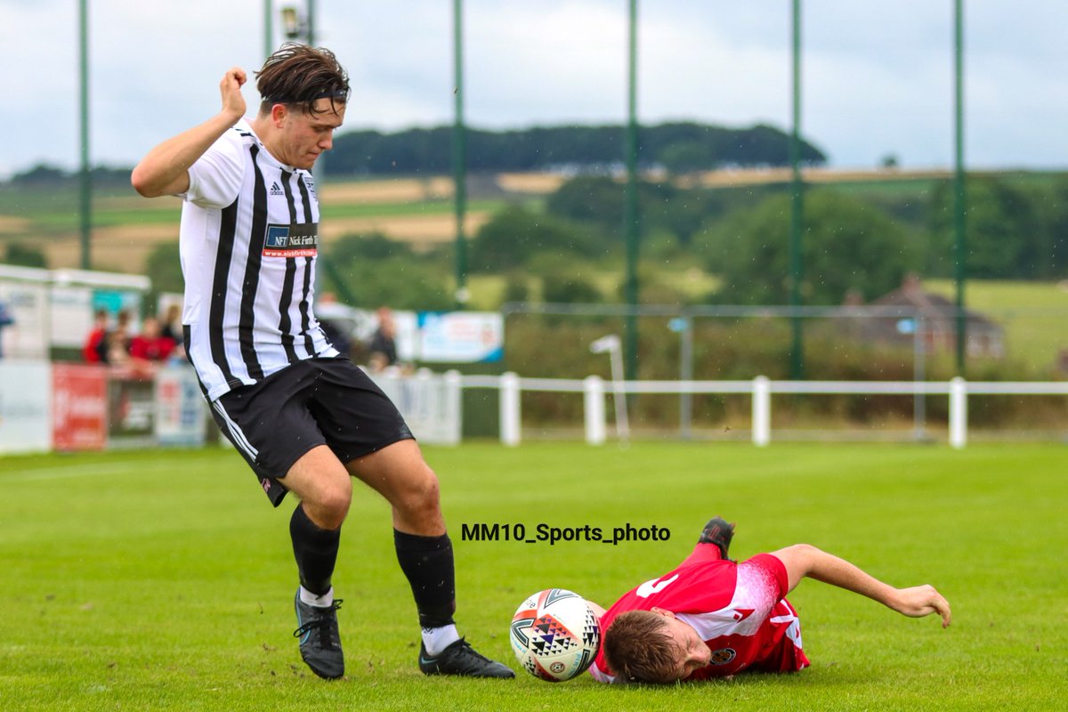 Mm10Sportsphoto's tweet photo. Handsworth defender slips then attempts a head first slide tackle 😂 https://t.co/BoP5A53sod