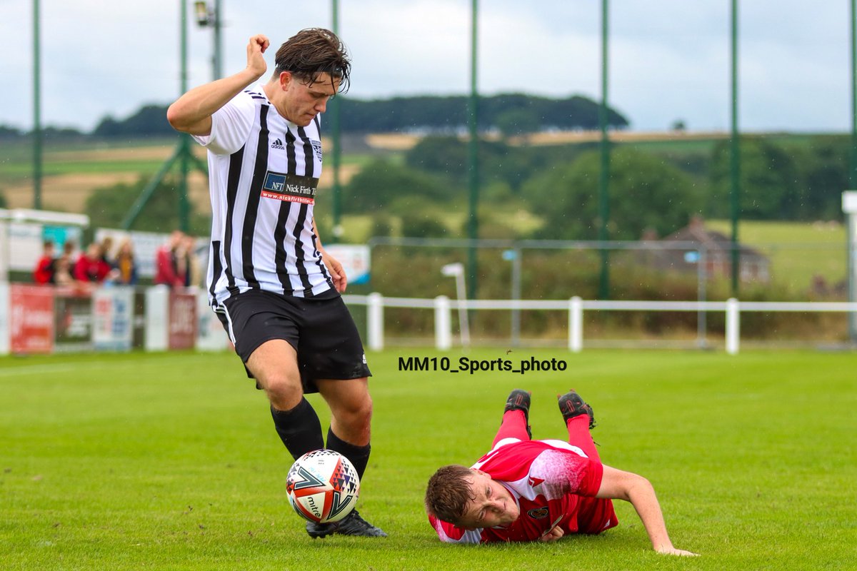 Mm10Sportsphoto's tweet photo. Handsworth defender slips then attempts a head first slide tackle 😂 https://t.co/BoP5A53sod