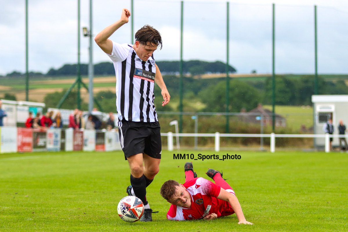 Mm10Sportsphoto's tweet photo. Handsworth defender slips then attempts a head first slide tackle 😂 https://t.co/BoP5A53sod