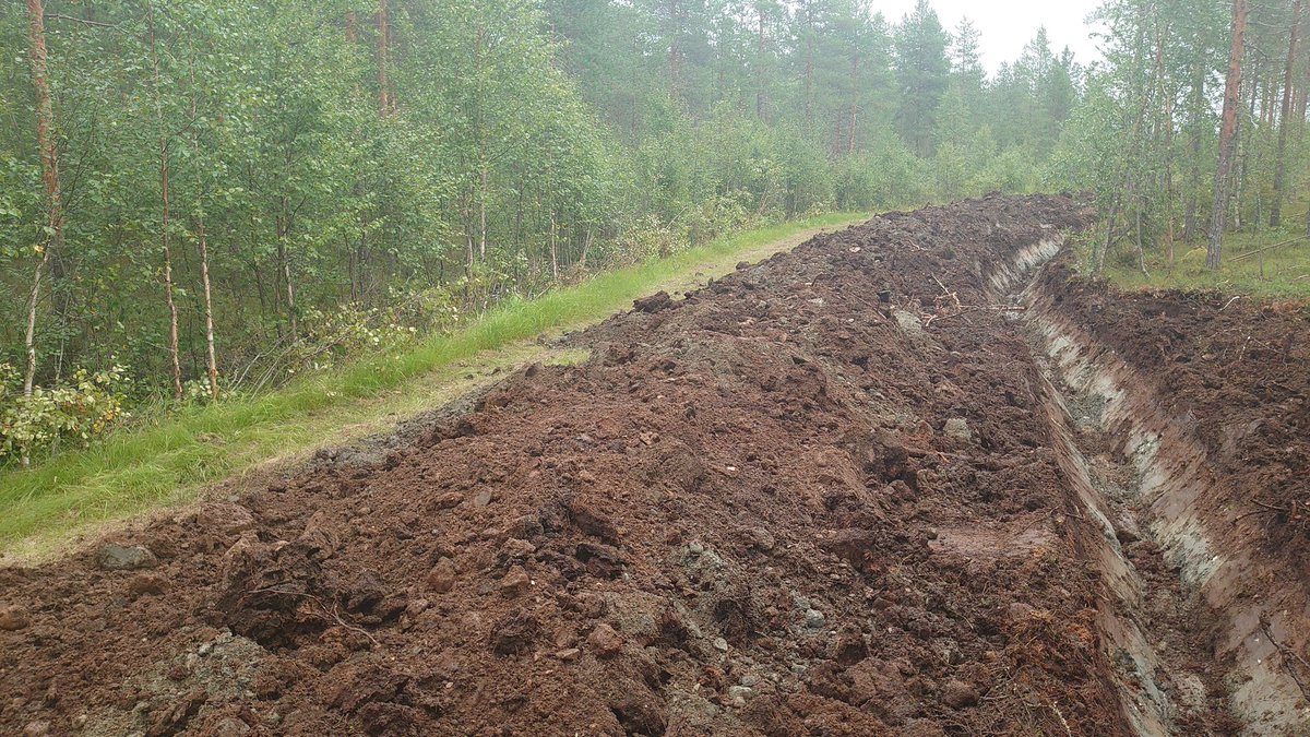 AnttiJaarni's tweet photo. @pullisveikko @JussiMart @Kinnunen_Jouko @AhtiMartikainen Tänään tuossa kirkon menojen kahta puolta hautailin kannot ravin mettä puolele ja rapsuttelis toisen raviojan. Vähän tasoitella ja soraa....tähtäimessä -23 ja Q3 jolloin #PolarKing starttaa.
Jokunen jouto päivä tärvätään vielä niin 600m kesätietä valmiina.🤔 Onko nämä niitä kans? https://t.co/UC2wMiAaqm