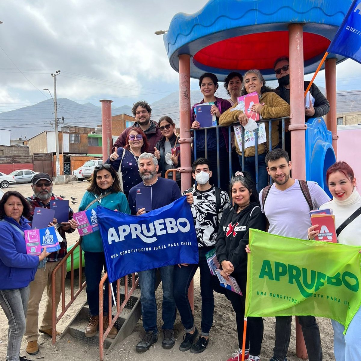 Esta mañana estuvimos haciendo puerta a puerta en el sector Bonilla de #Antofagasta ☀️ Entregamos ejemplares de la propuesta de #NuevaConstitución y resolvimos dudas de las/os vecinas/os #MeGustaLaNuevaConstitución 💜 #Apruebo 🐳