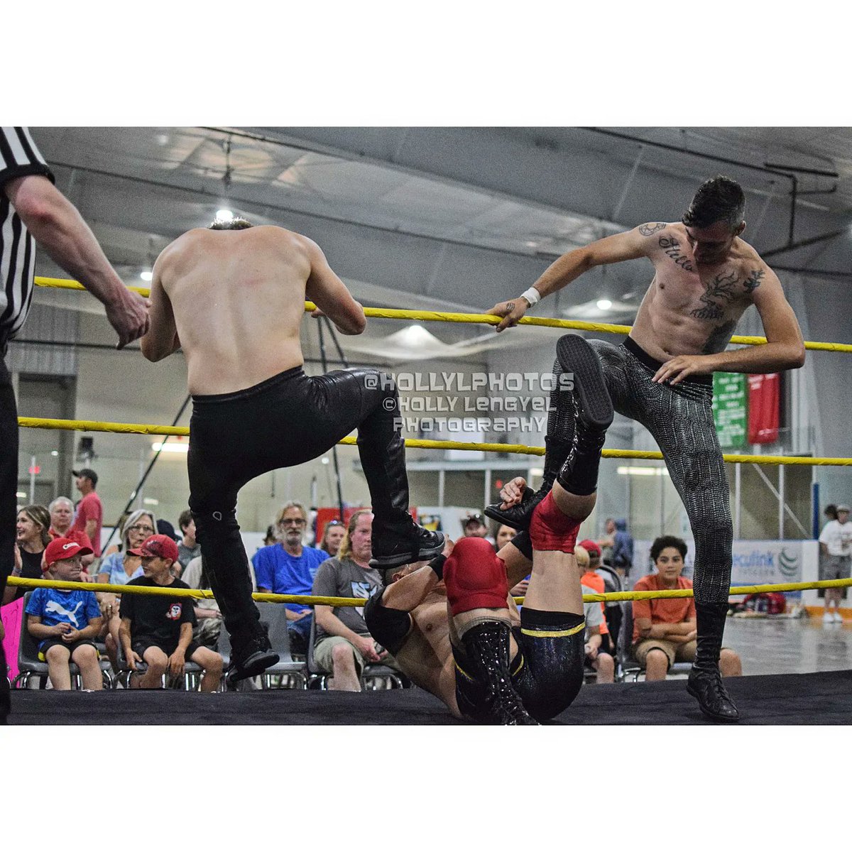 HollyLPhotos's tweet photo. . #funiondayfury #funiondays #chillybrown @PrasharOfficial #jayloon #brettparry @dalekilburn #ethandux #brycehansen
#thedford #funiondays #prowrestling #professionalwrestling #indywrestling #photography #sportsphotography #nikon #hollylengyelphotography #hollyLphotos https://t.co/ZQK5VJHU8C