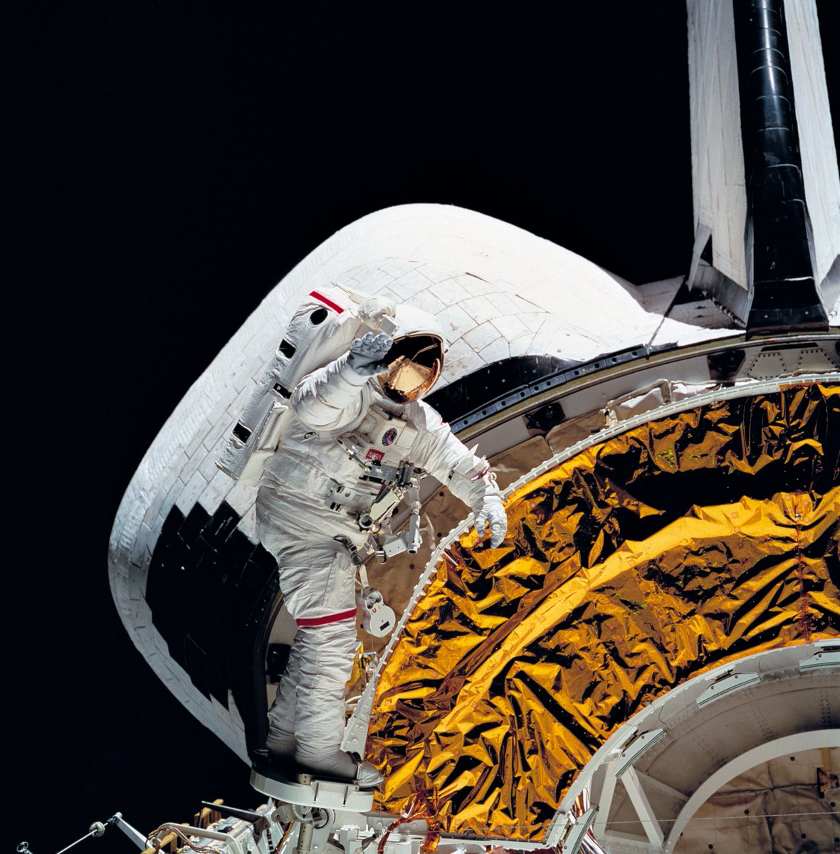 ShuttlePorn's tweet photo. Astronaut Carl Walz waving back at the camera while test riding the portable foot restraint in the Shuttle's payload bay, STS-51 https://t.co/ABXLBvTelg