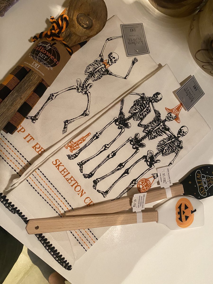 MzFrancesFX's tweet photo. Went to a farm to pick veggies and flowers and naturally I found spooky stuff. 🖤💀🎃 #HomeThings #Sage #Candles 🖤 https://t.co/KDNYe5pSsS