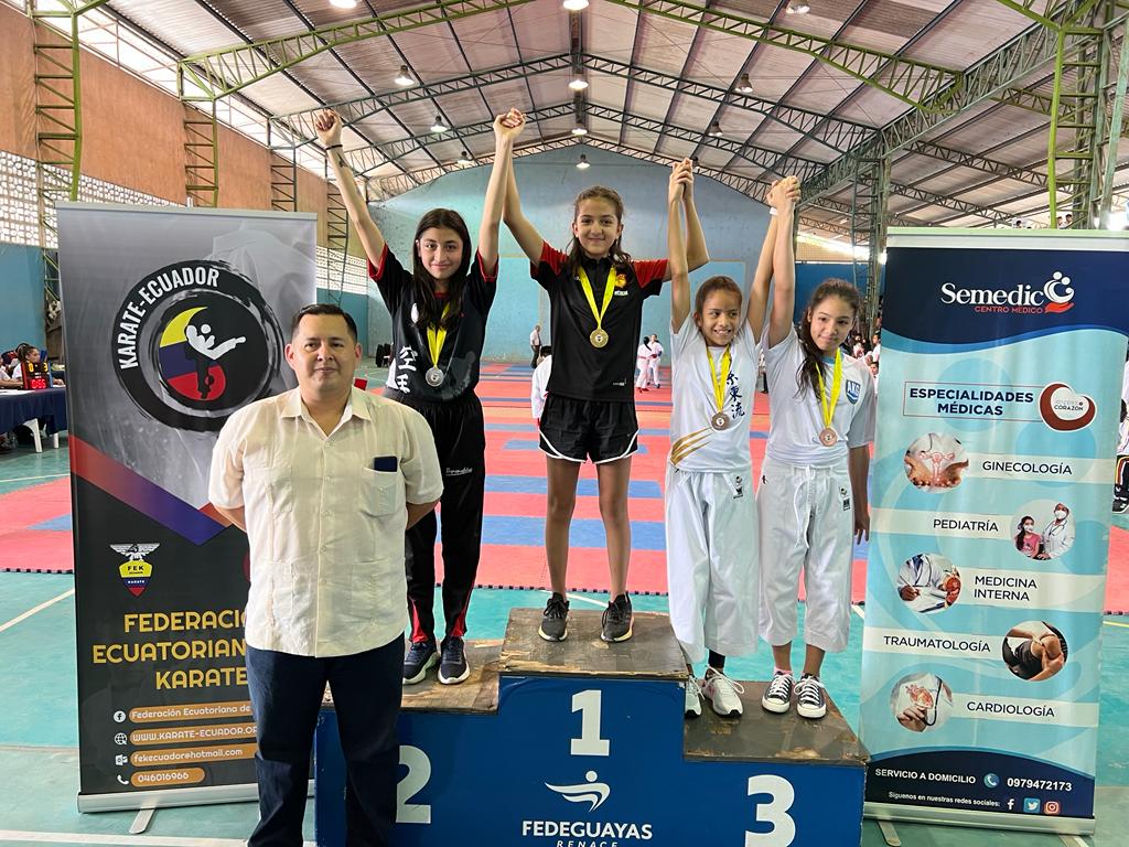 CarlosPaezPerez's tweet photo. Tres medallas de oro 🥇y dos de plata 🥈 en el 🇪🇨 Campamento Nacional Senior, Juvenil e Infantil de Karate 🇪🇨 es el aporte de mis sobrinos ♥️♥️Amelia, Joaquín y Manuela Páez García ♥️♥️ al @TeamPichincha ... tío orgullosísimo 😊😊 https://t.co/pBVHa1zF1q