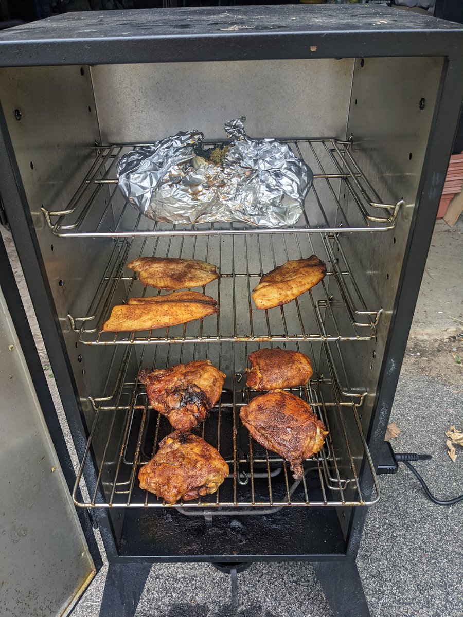 $40 for a smoker at a garage sale? Don't have to ask me twice. #smoking #meat #garagesales #sundaydinner