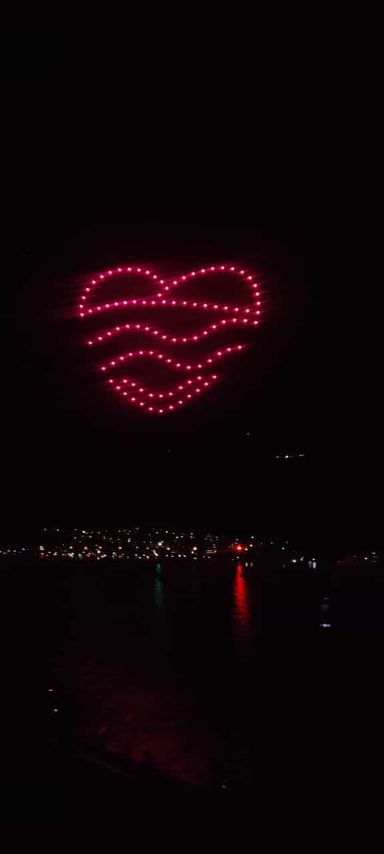 Greenlimits's tweet photo. #Lakelive #Drohn #Show #Drohnshow #Swiss #Nationalday https://t.co/j5BWH1eh8s