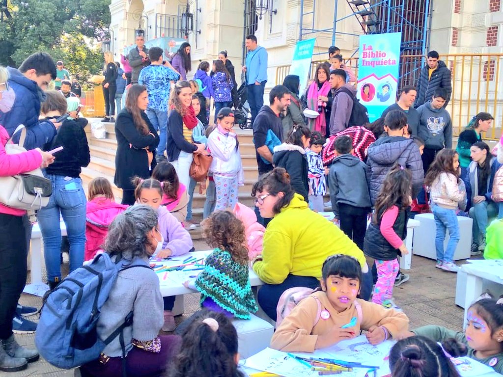 BInfantBelgrano's tweet photo. La Biblio Inquieta en #vacacionesdivertidas 

Música y color para compartir el cierre de estas dos semanas con  propuestas de @CulturaPBA para niños y niños y donde pudimos llevar un pedacito Biblio 🙌

#bibliotecaspopulares 
#biblioinquieta https://t.co/xKc6QyuV41