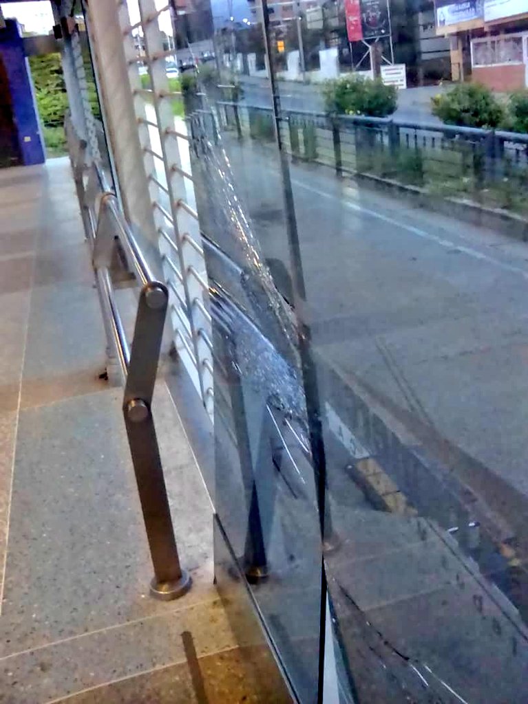 Trolebus_Merida's tweet photo. #31Jul | Rechazamos nuevos ataques ocurridos contra el Sistema de Transporte Masivo de Mérida, este fin de semana, cuando se afectaron las estaciones Pozo Hondo, María Mazzarello y Luis Ghersi. 
Los ataques ocasionaron daños considerables en las puertas. 
Rechazo Absoluto. https://t.co/F1IM9T8uCC