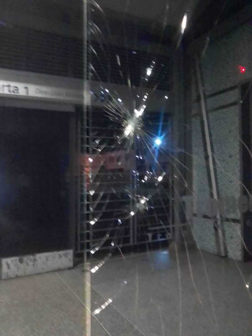 Trolebus_Merida's tweet photo. #31Jul | Rechazamos nuevos ataques ocurridos contra el Sistema de Transporte Masivo de Mérida, este fin de semana, cuando se afectaron las estaciones Pozo Hondo, María Mazzarello y Luis Ghersi. 
Los ataques ocasionaron daños considerables en las puertas. 
Rechazo Absoluto. https://t.co/F1IM9T8uCC