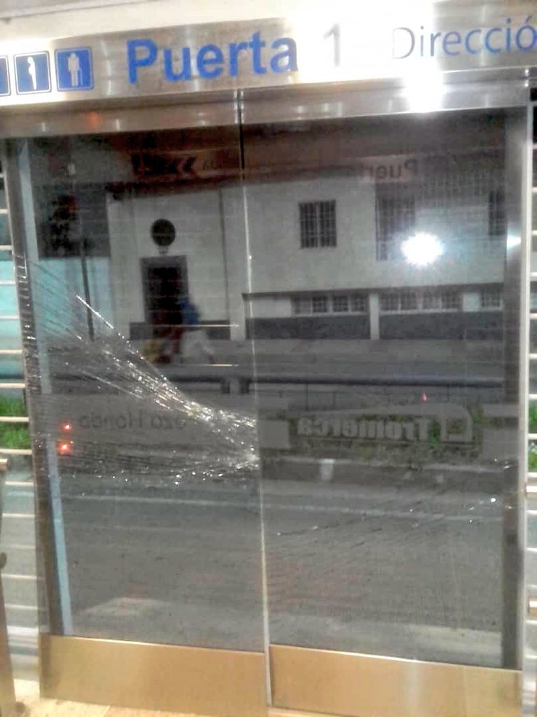 Trolebus_Merida's tweet photo. #31Jul | Rechazamos nuevos ataques ocurridos contra el Sistema de Transporte Masivo de Mérida, este fin de semana, cuando se afectaron las estaciones Pozo Hondo, María Mazzarello y Luis Ghersi. 
Los ataques ocasionaron daños considerables en las puertas. 
Rechazo Absoluto. https://t.co/F1IM9T8uCC