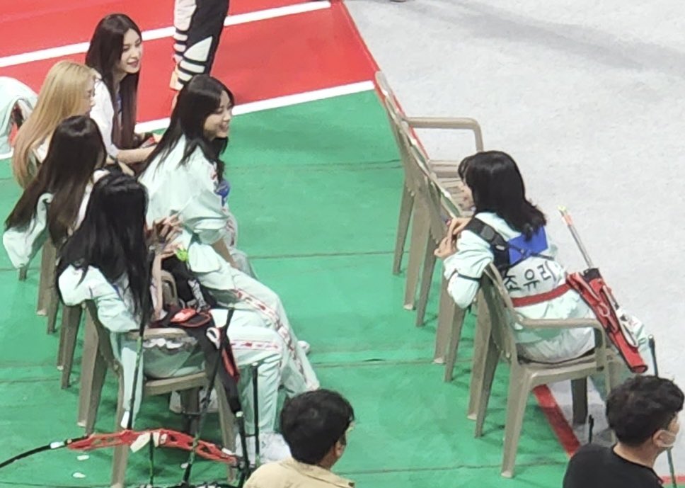 RJ_Chaeryeong's tweet photo. 내 최애가 같이 있다 https://t.co/RyIJVTzFqR