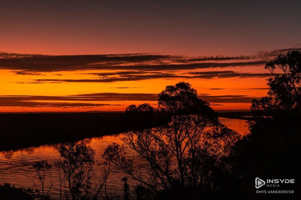 Just another sunset over the Murray River... Now it's time to defrost.

#sunset #southaustralia #seeaustralia #travel #travelgram #roadtripaustralia #roadtrip #canonaustralia #canon instagr.am/p/CgsWFepB38M/