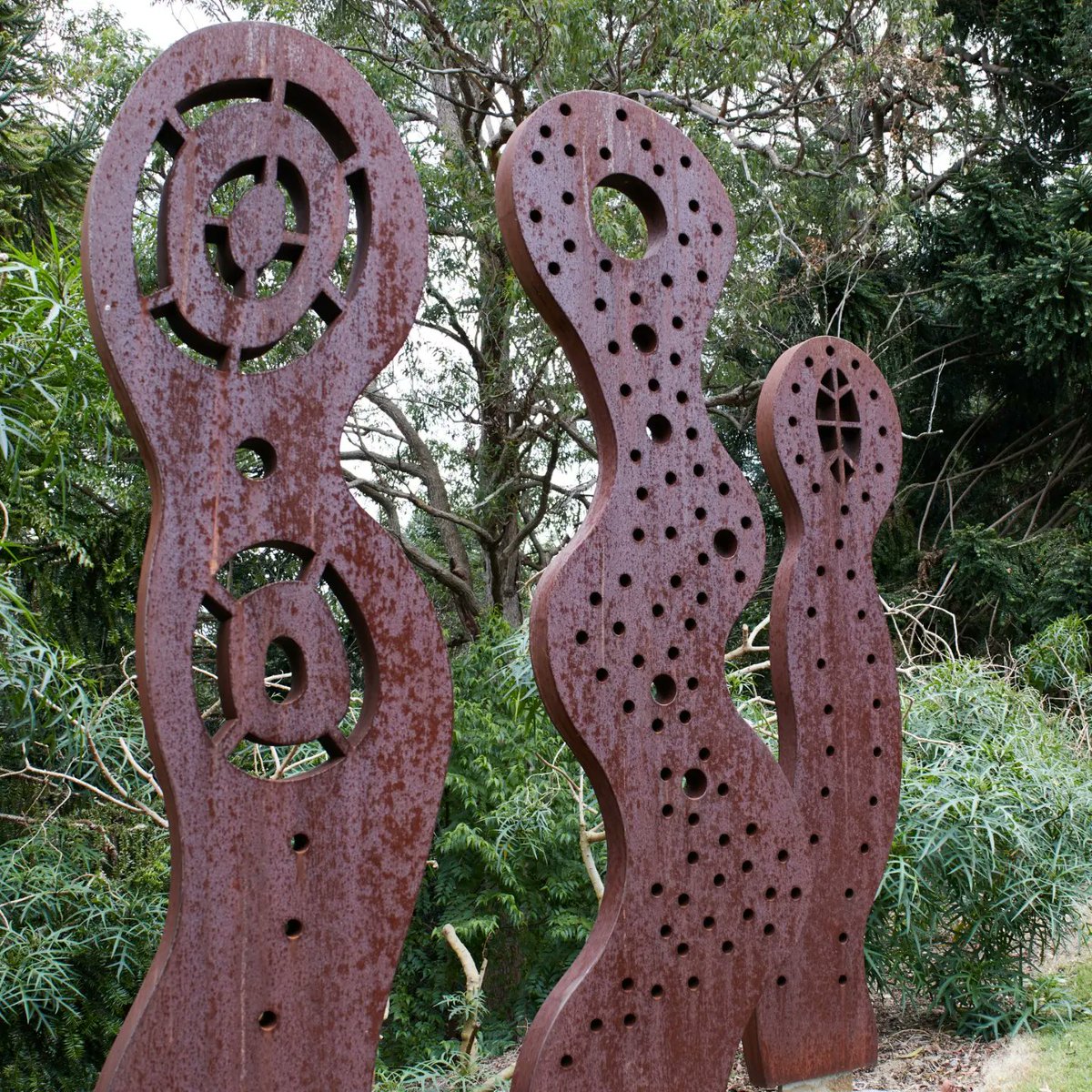 JanB_QLD's tweet photo. Wonderful to walk the trails of #brisbanebotanicgarden in #qldwalksmonth
Follow the trails and keep an eye out for #publicart #birdlife #significanttrees #Japanesegarden #insects #fernhouse ...and more. Something for everyone. @QueenslandWalks https://t.co/XjipfGp9Kf