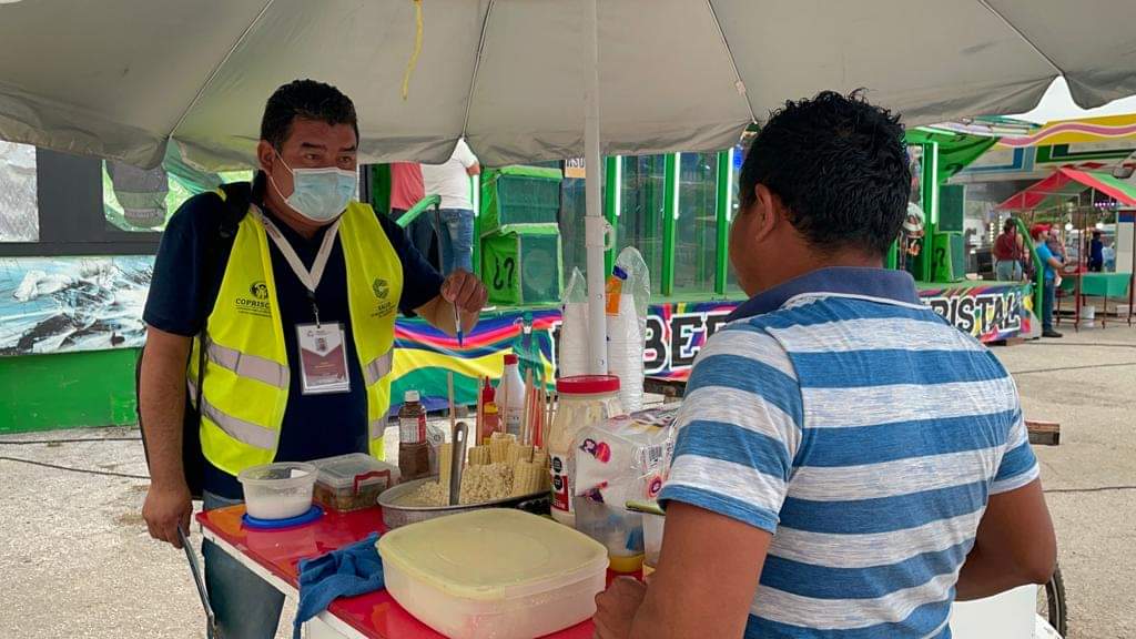 DraLilianaML's tweet photo. Durante la Feria en #Carmen, velamos por la salud de los asistentes. Personal de #Copriscam realizó verificaciones a puestos de alimentos. https://t.co/A3bZ4eSVzJ