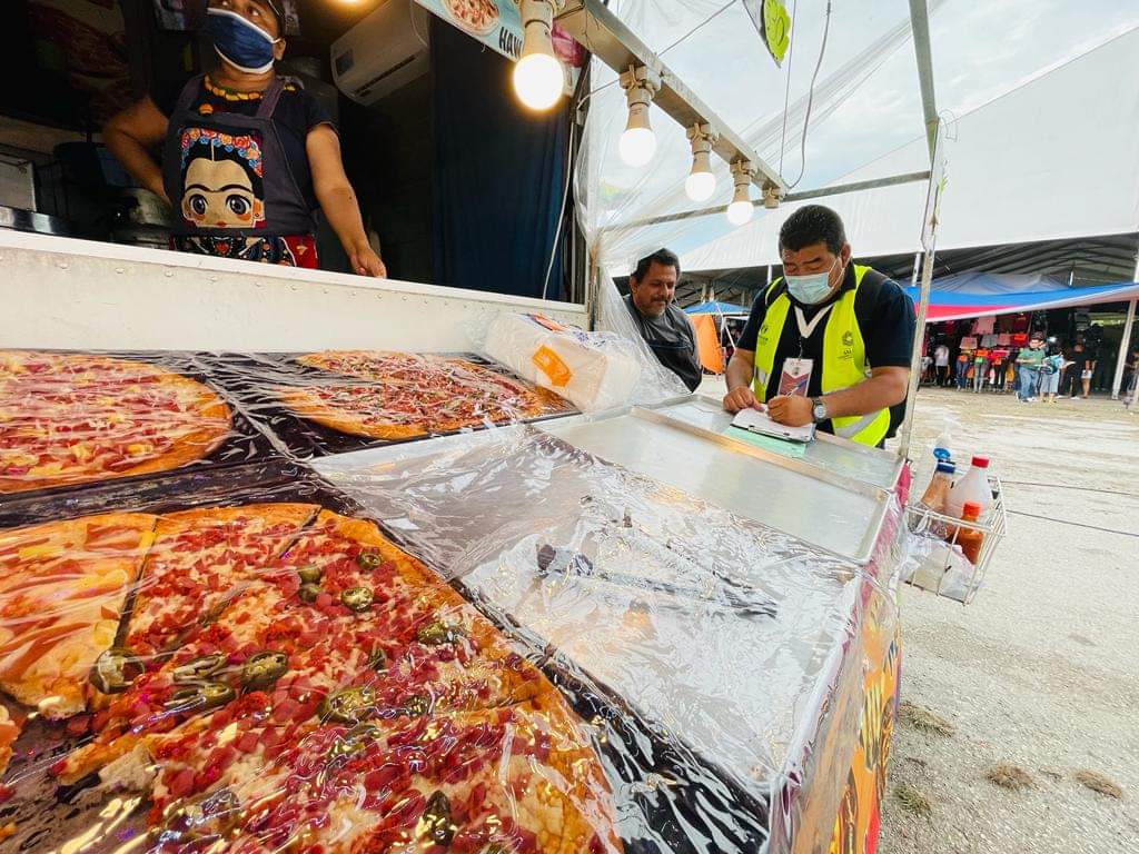 DraLilianaML's tweet photo. Durante la Feria en #Carmen, velamos por la salud de los asistentes. Personal de #Copriscam realizó verificaciones a puestos de alimentos. https://t.co/A3bZ4eSVzJ