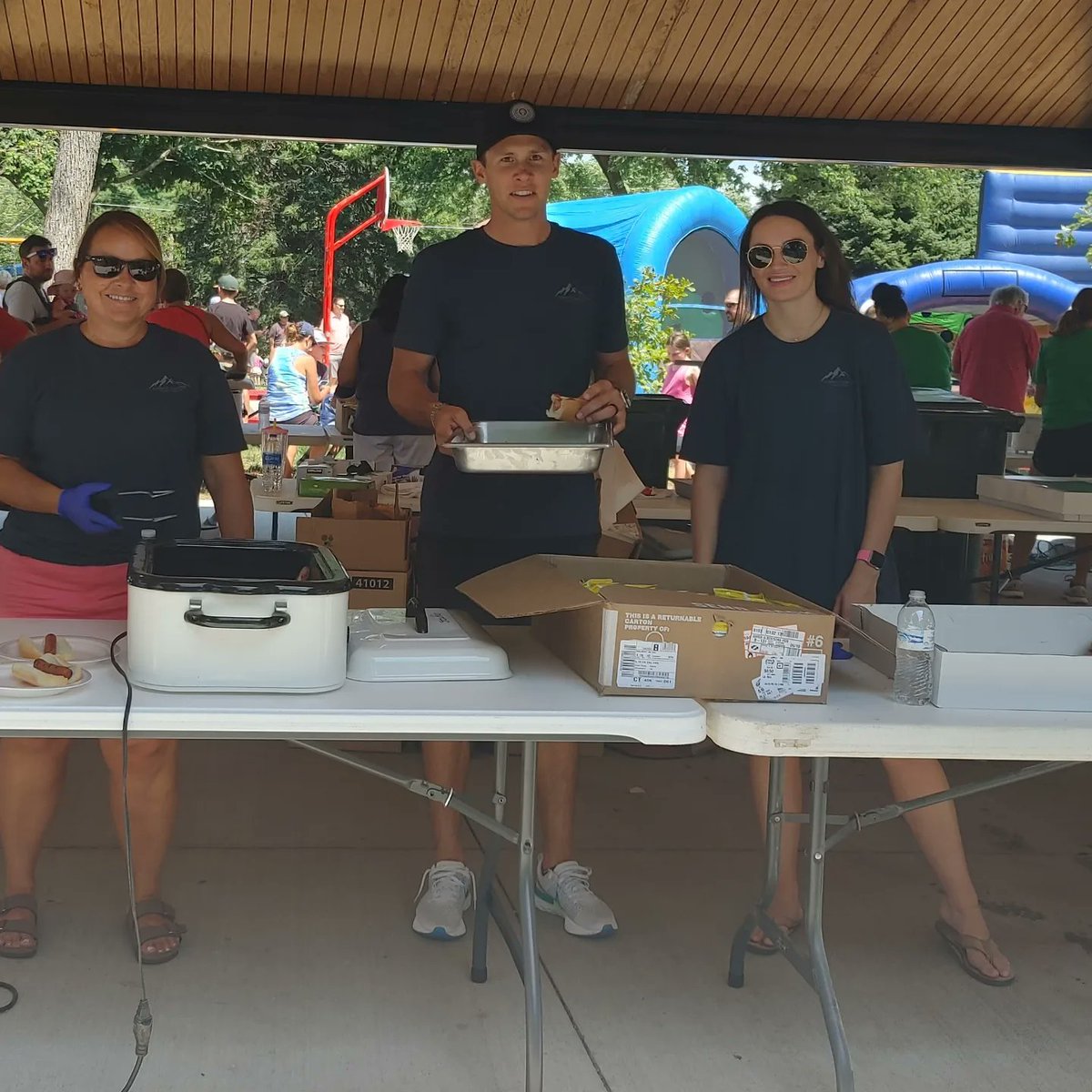 SummitCenterIns's tweet photo. Members of our team and their family enjoyed serving up hot dogs and smiles at the #GretnaDays picnic today. We count ourselves lucky to be part of a community which comes together in such a fantastic celebration. Did you get enough to eat? https://t.co/mvUbSmph6F