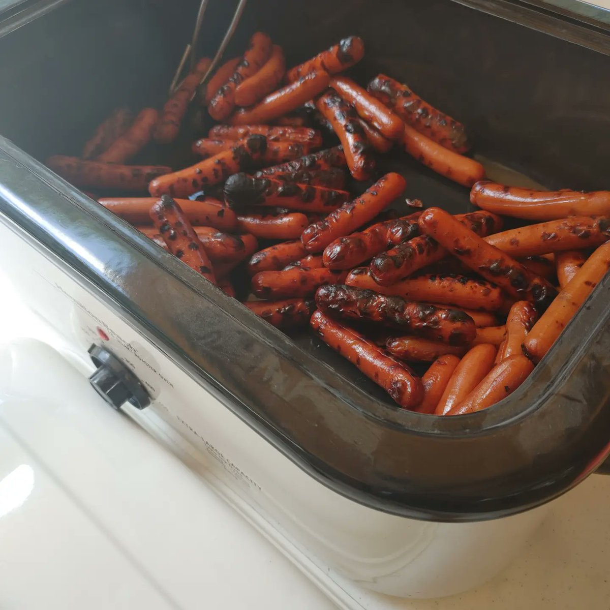 SummitCenterIns's tweet photo. Members of our team and their family enjoyed serving up hot dogs and smiles at the #GretnaDays picnic today. We count ourselves lucky to be part of a community which comes together in such a fantastic celebration. Did you get enough to eat? https://t.co/mvUbSmph6F