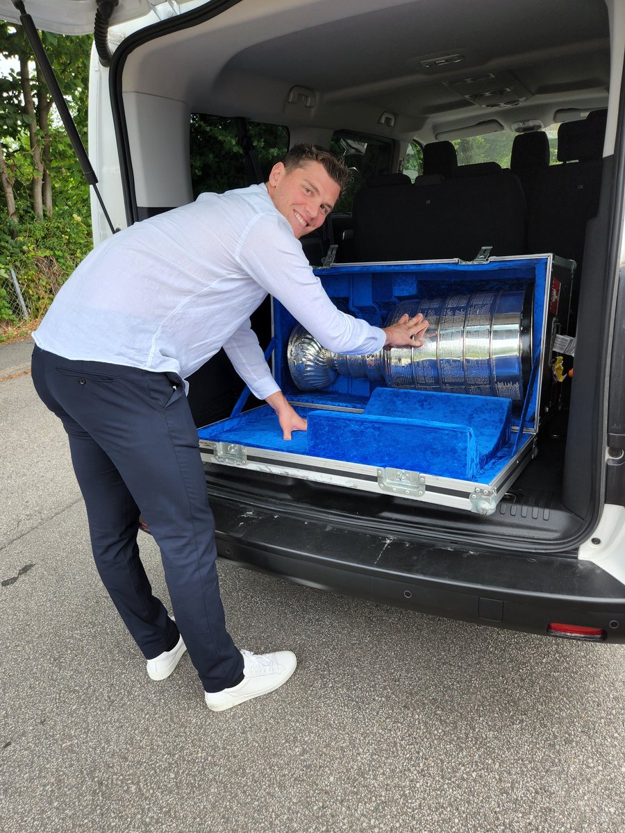 keeperofthecup's tweet image. For the 2nd time in 5 years @andreburakovsky welcomes the #stanleycup back to his hometown,Malmo Sweden. @nhl
@Avalanche @HockeyHallFame