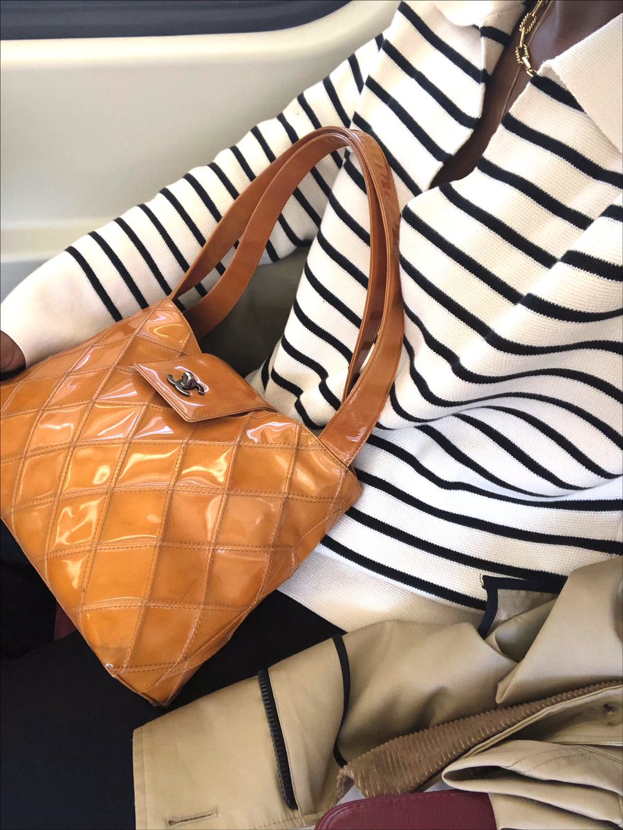 A story in 3 parts: 
- Having insomnia
- Go on eBay without purpose
- Buy a vintage Chanel bag

To say I'm obsessed is an understatement!