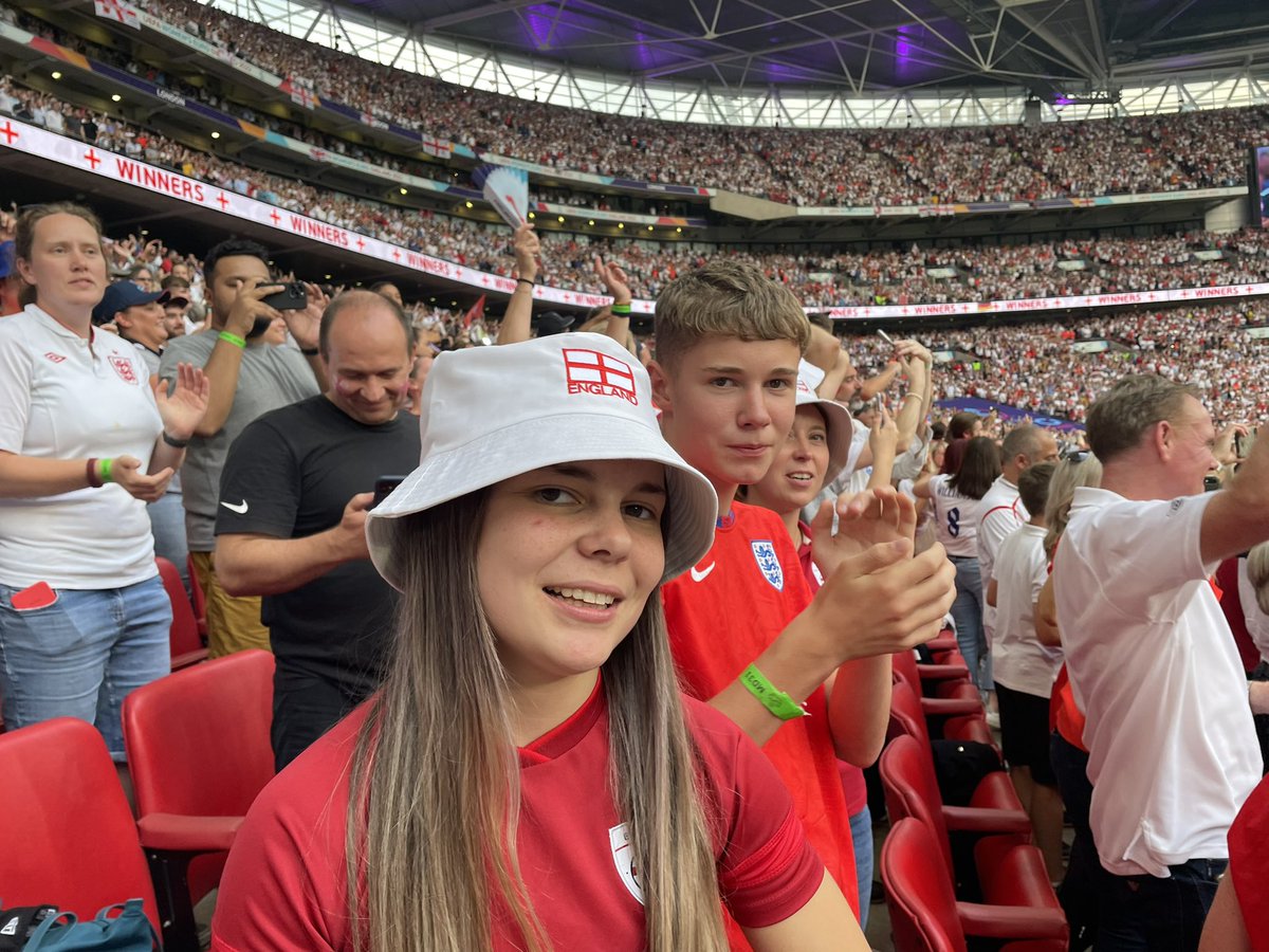 BestyLiam's tweet photo. Wow!! The lionesses bring home the pride! Determined performance, brilliant atmosphere. Amazing to share with the family, especially pleased for Pops! Her younger years spent playing with the lads, women have stepped out of the shadows &amp; in to the limelight!  #Lionesses https://t.co/nrx1wxFgbd