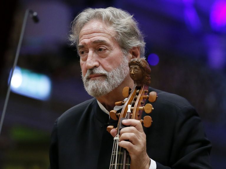 nikolausmella's tweet photo. Happy 81st birthday, for the Catalan #ViolPlayer & #conductor, Jordi #Savall i Bernadet. :-) 🧭 #Igualada #EarlyMusic #OudeMuziek #AlteMusik #MusiqueAncienne #MúsicaAntigua #MúsicaAntiga #MusicaAntica #古楽 #HIP
📸: (EFE/Robert Ghement). https://t.co/GtjaaFNUDY