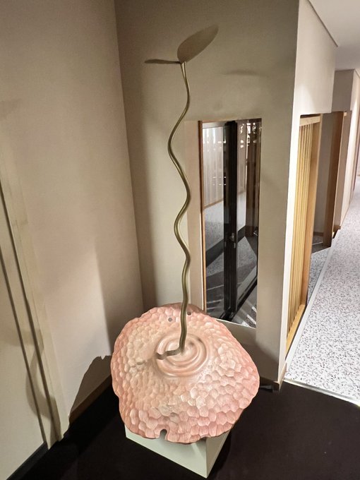 ノーマンズスカイにハマってるから、この手の前衛アート、「酸素…いや炭素が採れそう」って考えてしまう。 