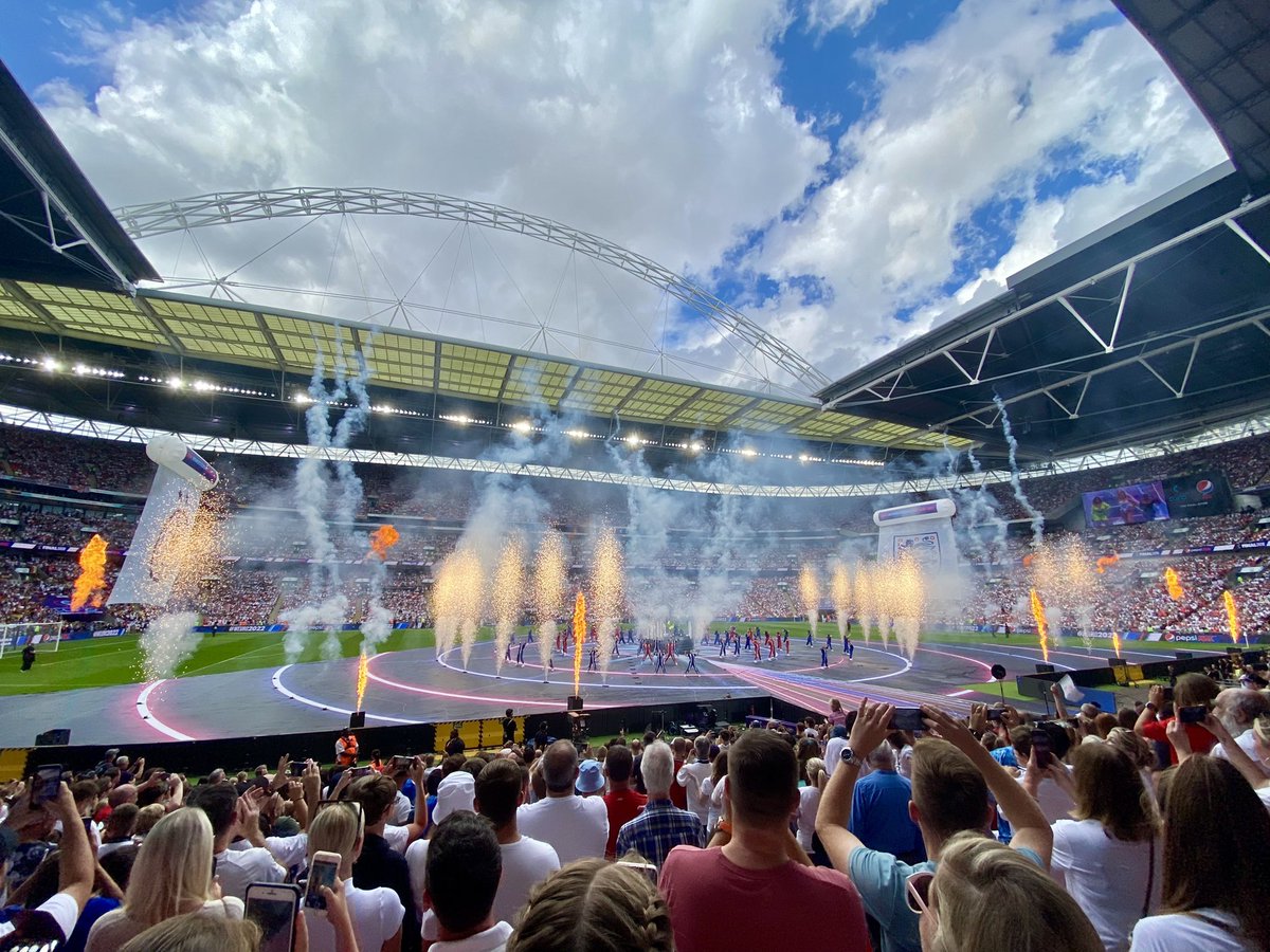 elbannister's tweet photo. History right here…wow, what an experience! @Lionesses 

#WEURO2022 #Lionesses https://t.co/GsX9WBrHzg