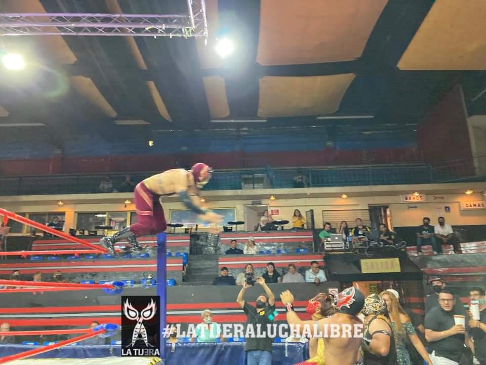 LaTijeraLucha's tweet photo. Un chispazo por parte de #Sol llevó al conteo de tres a #ReyHalcon para llevarse el triunfo; #Sol, #XDevil y #SpiderFly derrotan a #ReyHalcon, #Limbo y #GarraMortal en la batalla inicial de los domingos de #IWRG en la tradicional #ArenaNaucalpan...
#latijeraluchalibre https://t.co/MRGXTThuM3
