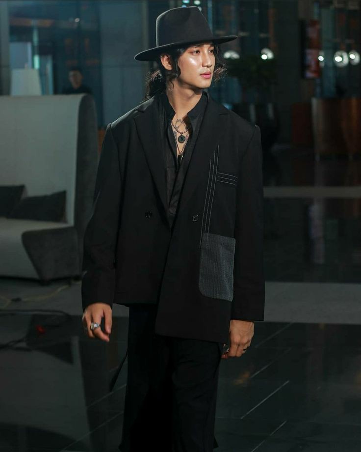 ┌─── 𝐃𝐫. 𝐋𝐞𝐞 𝐖𝐢𝐥𝐥𝐢𝐚𝐦
 —  날마다

Indo conhecer meus sogros.