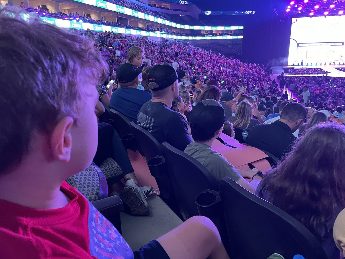 KDonohue06's tweet photo. Dude Perfect with my best little man! #DudePerfectTour https://t.co/kYQGgWLoRM