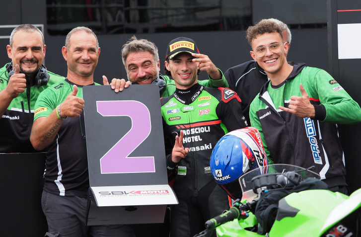 ffmoto's tweet photo. #CoupDeChapeauAuxFrançais
#HugoDeCancellis, l’#ÉquipeDeFrance #Supermoto Sénior, avec @ThomasChareyre, #SylvainBidart et #NicolasCousin, l’Équipe de France Junior, avec #AxelMarieLuce, #YouryCatherine et #SteveBonnal, sont les lauréats du week-end. https://t.co/i9c1bSQKnk https://t.co/5ZWPMq4cz7