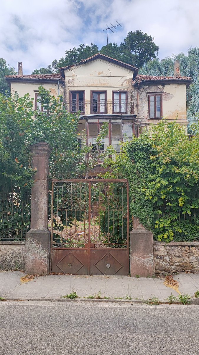 rural_ando's tweet photo. Paseando x el norte: casi mejor que "se venda" el patrimonio privado rural que "se olvide"
Y mientras nos olvidamos de ese patrimonio, se crean otros y nuevos proyectos urbanísticos 
En el puzzle de la sostenibilidad #lorural es pieza clave 
#miradarural #creerycrearmundorural https://t.co/Yobnt1aShn
