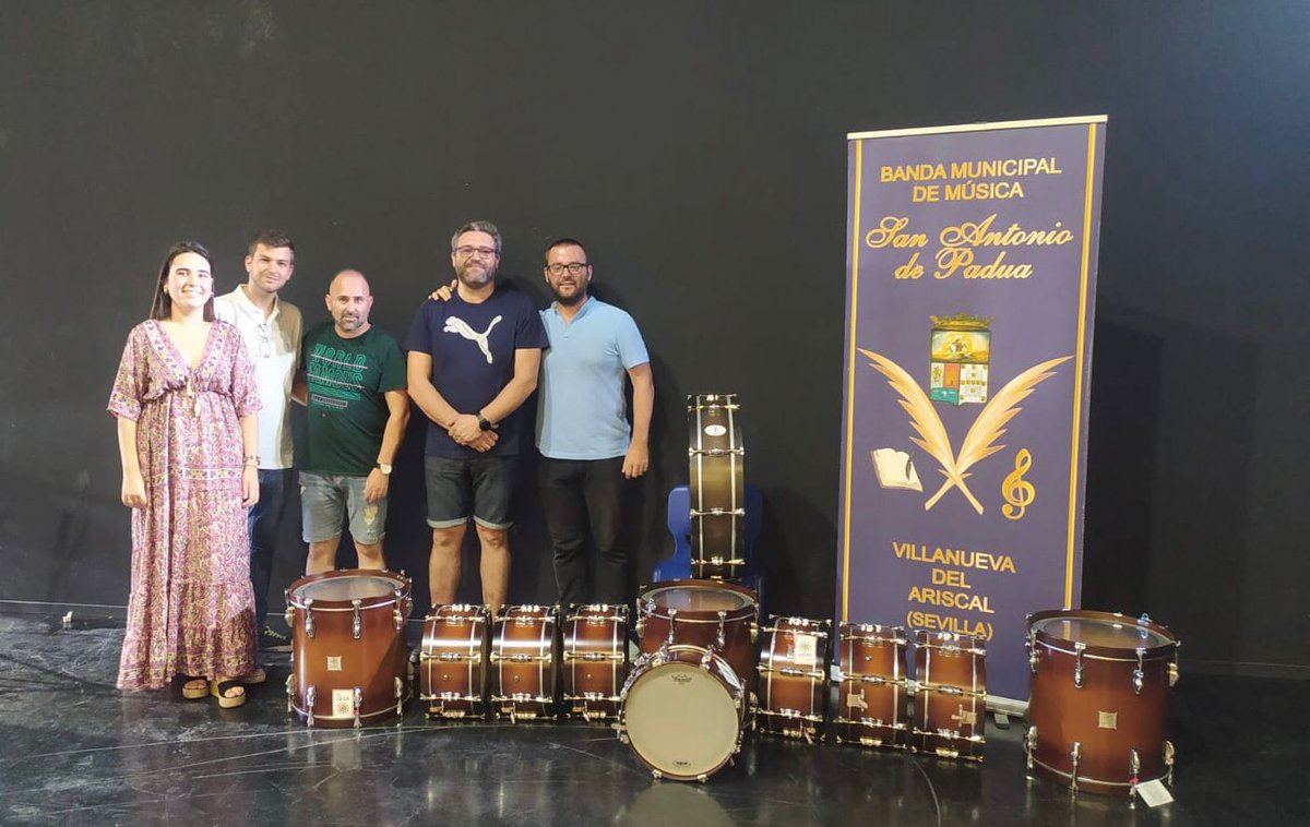 BandaMusicaSAP's tweet photo. 🥁 𝐄𝐒𝐓𝐑𝐄𝐍𝐎 🥁
En nuestras Fiestas Patronales, estrenamos nueva 𝐛𝐚𝐭𝐞𝐫𝐢́𝐚.
Para ello, hemos contado con la ayuda, profesionalidad y trato inmejorable de @INSTRU_ALJARAFE.
A nosotros, nos encanta. ¿Y a ti?🤩
#BMSAP
#BMSanAntoniodePadua https://t.co/Qf52gdosx9